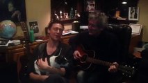 Le roi de la country Rodney Crowell et Tom Hiddleston vous souhaitent un Joyeux Noël depuis le studio!