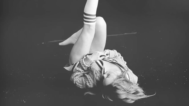 La belle et torride Lindsay Lohan danse pour LOVE Advent 2014 (jour 17) par Liz Collins