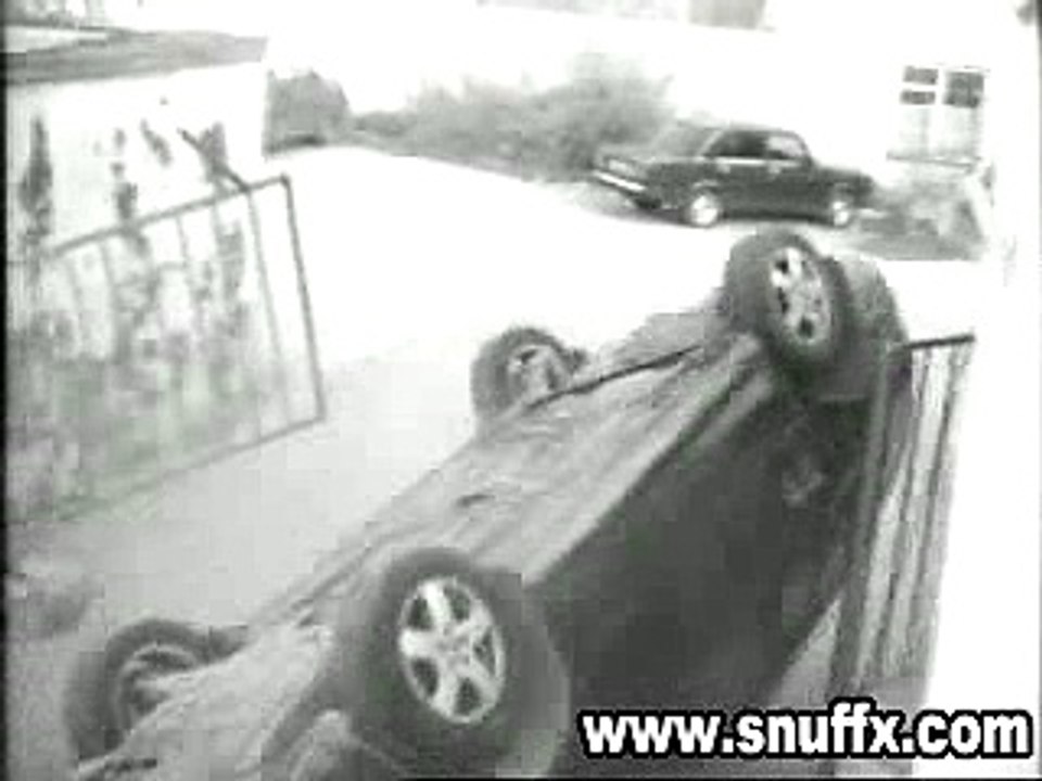 femme qui rentre la voiture