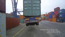 Truck VS Container carrier : Crazy truck fail in frankfurt port
