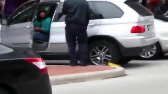 La fourrière met un sabot à sa voiture mais cette femme s'en fiche... Réaction énorme!