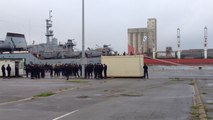 Les marins russes montent à bord du Smolny