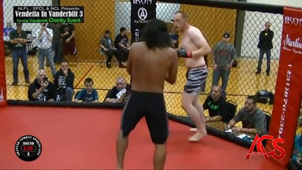 Lutador fica pendurado depois de sofrer nocaute