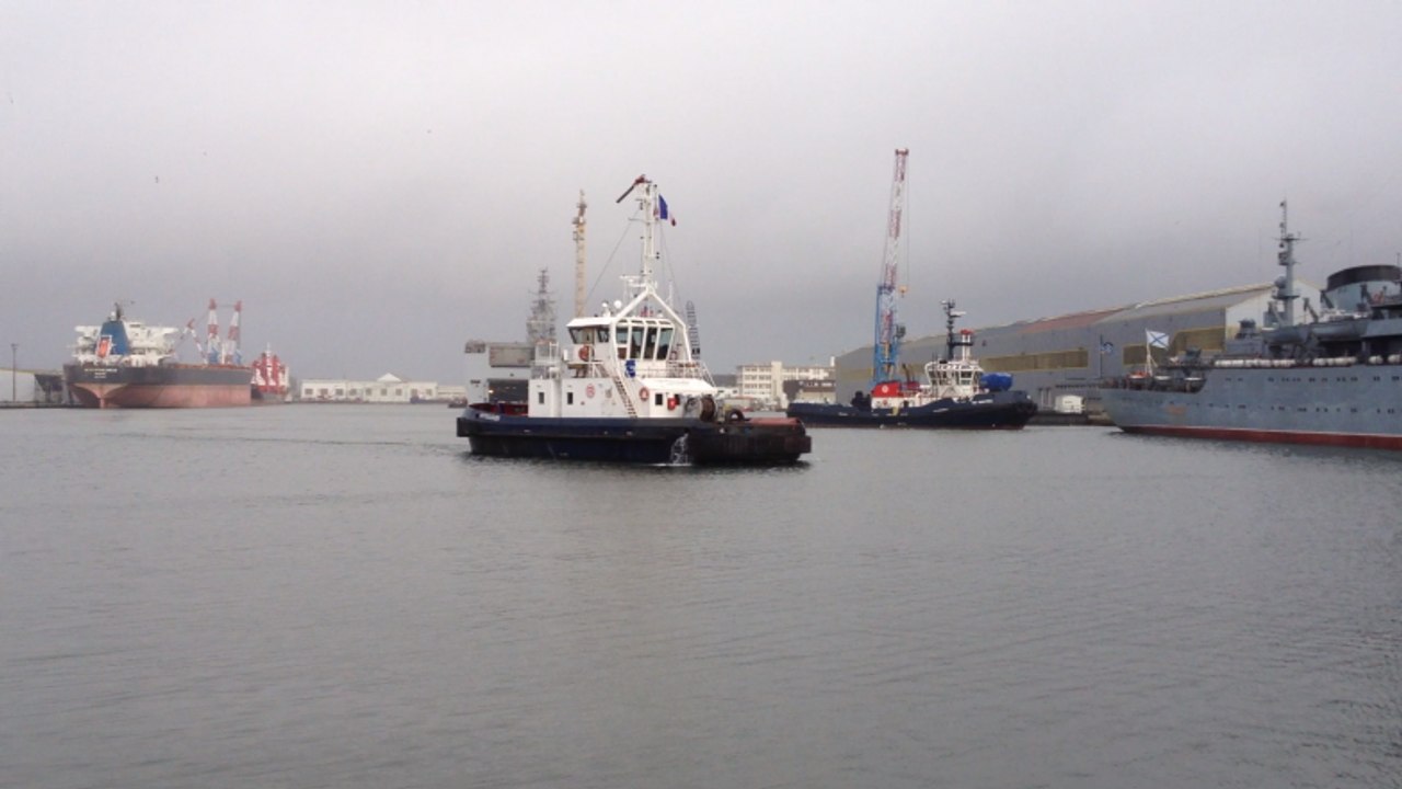 Le navire école russe Smolny quitte son quai
