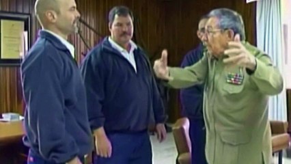 Raúl Castro recebe agentes libertados