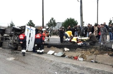 Uşak'ta İşçi Servisi Kaza Yaptı: 3'ü Ağır 17 Yaralı