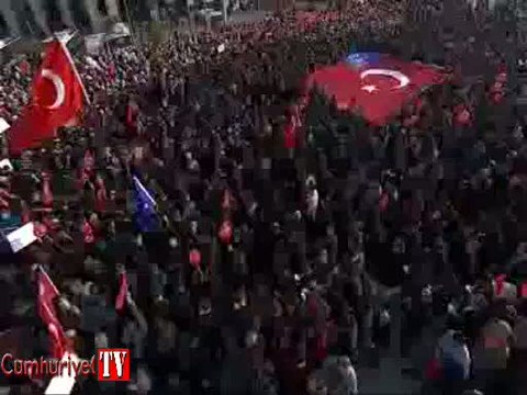 Dumanlı'nın serbest bırakılması kararına adliyedeki kalabalığın tepkisi