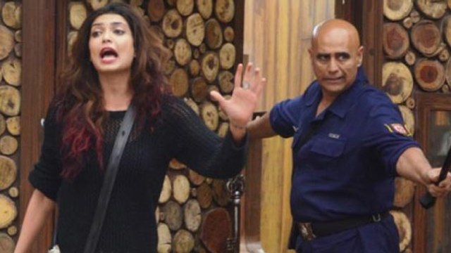 Puneet Issar's Daughter INSULTS Karishma Tanna
