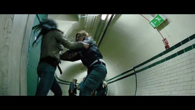 FAST & FURIOUS 6 - Extrait 1 _Letty et Riley se battent dans le métro_ - Le 22 Mai au cinéma