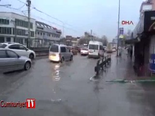 Bursa'da şiddetli yağış yolları göle çevirdi