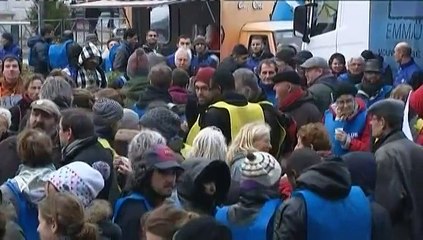 A Calais, une manifestation d'Emmaüs contre le "mur de la honte"