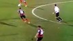 Un footballeur fait tomber sa perruque en plein match