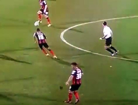 Un footballeur fait tomber sa perruque en plein match