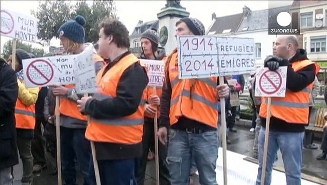 Migração: Milhares protestam contra 'muro da vergonha' em Calais