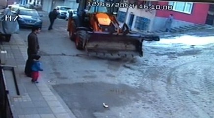 Baba ve Oğlunun Kepçeden Kaçış Anı Kamerada