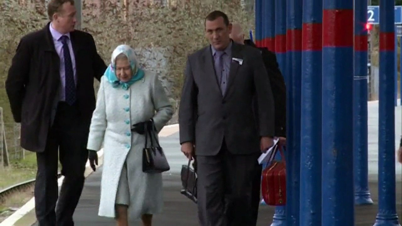 Queen heads to Sandringham by train for Christmas