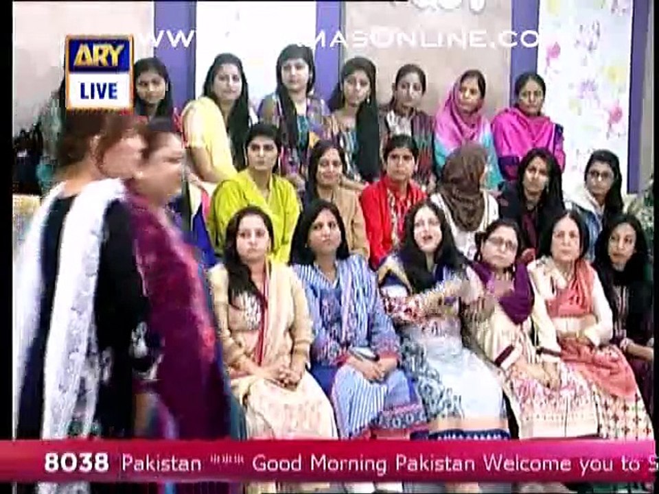 Ye Nida Yasir Apne Show pe kia kia dikha rahi he, 1 aurat ki sari measurements bata dali