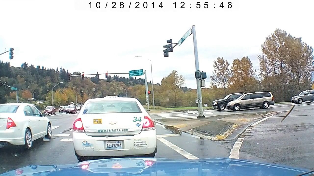 Une voiture Nissan 350z fait un 360° sur l'autoroute
