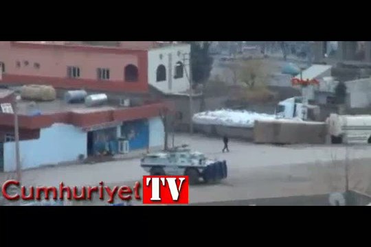 PKK'lılar hendek kapatan polise saldırdı