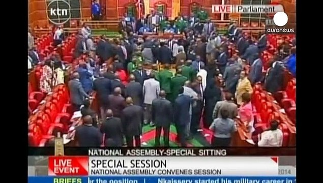 Дебаты в парламенте Кении: вода, бумага, кулаки