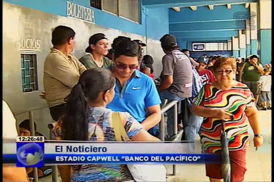 Hinchas azules pugnan por una entrada para la final
