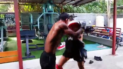 Regardez l'entraînement hallucinant que suit ce champion de boxe thaïe !