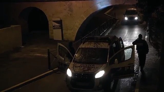 Owl Vs Police (Rémi Gaillard) BY place 2 Hina khan