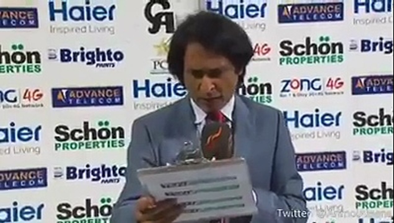 Shahid Afridi Ignores girl wanted to shake hand