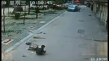 بچہ گاڑی کے نیچے سے سلامت نکل آیا خدا کی قدرت دیکھو