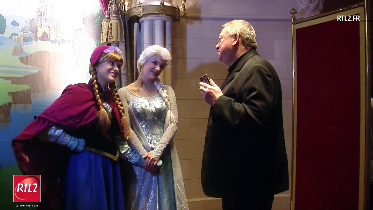 Christophe Nicolas et Stéphanie Renouvin rencontrent les princesses Elsa et Anna de "La Reine des Neiges" à Disneyland Paris