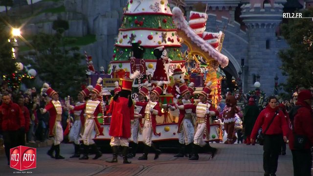 Stéphanie Renouvin et Christophe Nicolas conquis par la Parade de Noël de Disneyland Paris