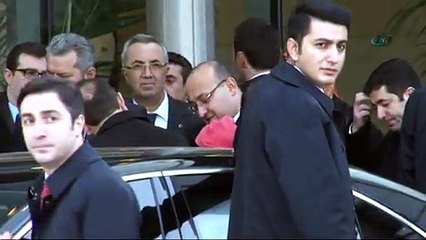 Davutoğlu Yalçın Akdoğan’ın bebeğini sevdi