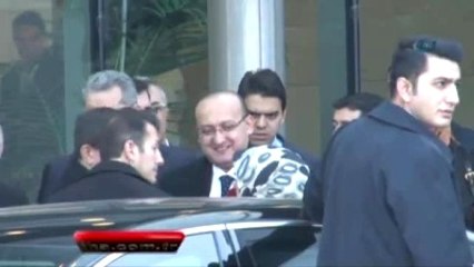 Davutoğlu, Yalçın Akdoğan'ın Bebeğini Sevdi