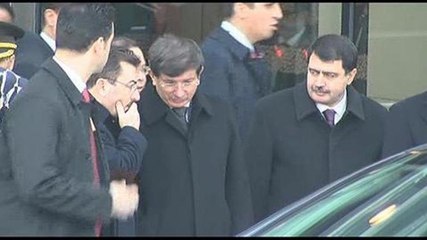 Video herunterladen: Davutoğlu'nun Emniyet Müdürü Altınok ile ayaküstü konuşması