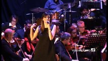 Simona Molinari canta Perduto amore( Sola me ne vo per la città)