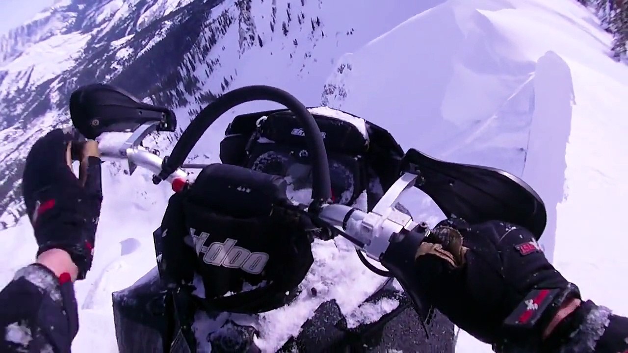 Ce skieur tente une descente freestyle absolument hors du commun