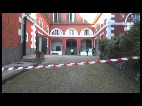 Napoli - Crollo di calcinacci in villa Pignatelli a Chiaia (18.12.14)