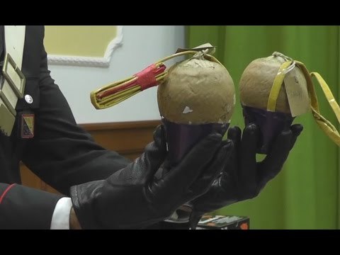 Mugnano (NA) - Botti illegali, sequestrate bombe carta a forma di babà -1- (18.12.14)