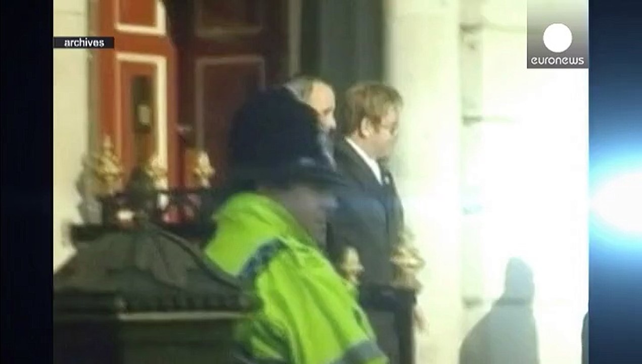 Elton John traut sich offiziell