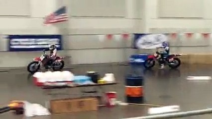 Une course de moto short track en indoor