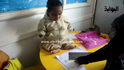 أروى.. طفلة خُلقت بدون يدين وتتمنى أن تصبح طبيبة