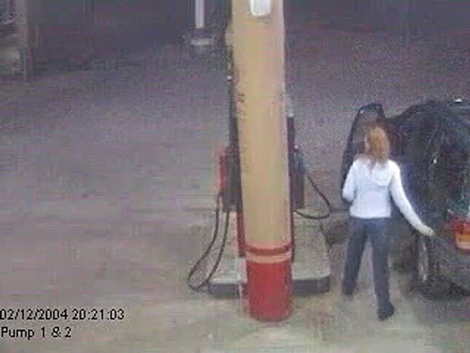 Une pompe à essence prend feu