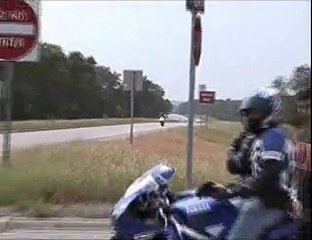 Régis debout sur une moto