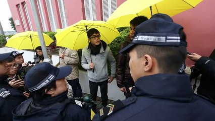 Manifestantes abrem guarda-chuvas em Macau