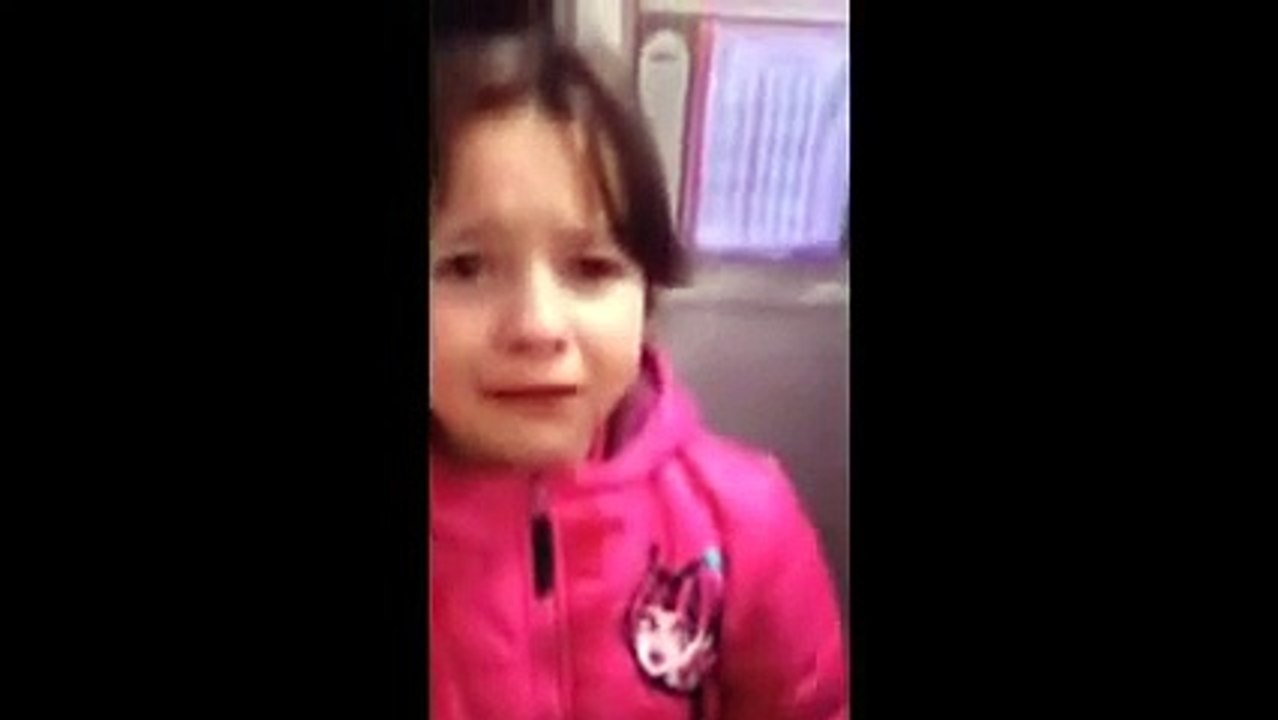 Une petite fille qui vole dans les magasins