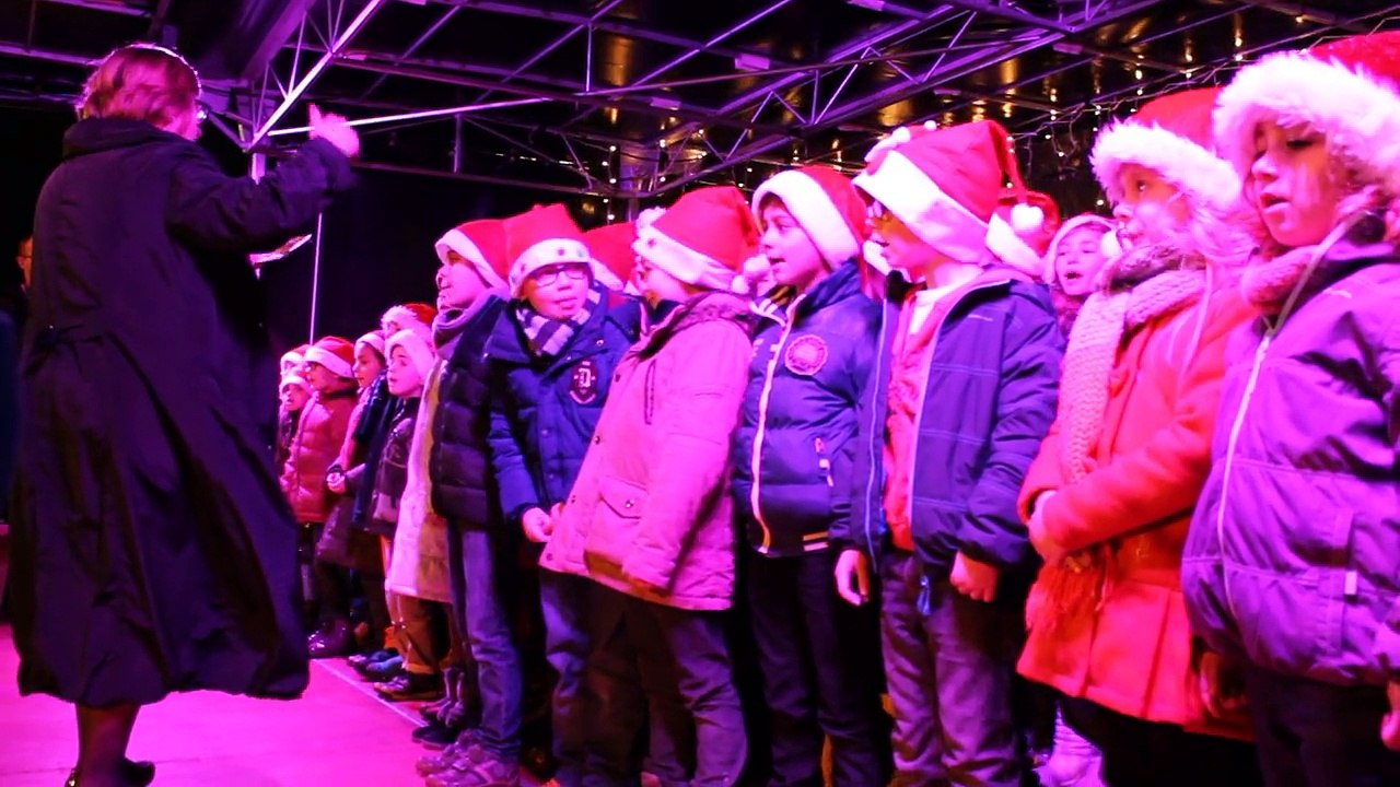 Les chants de Noël des écoles privées sur le marché à Cambrai