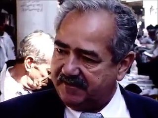 عالم عراقي يبكي ألما عندما يذكر أن بعض العلماء العراقيين اضطرو لبيع كتبهم بسبب ظروف الحصار