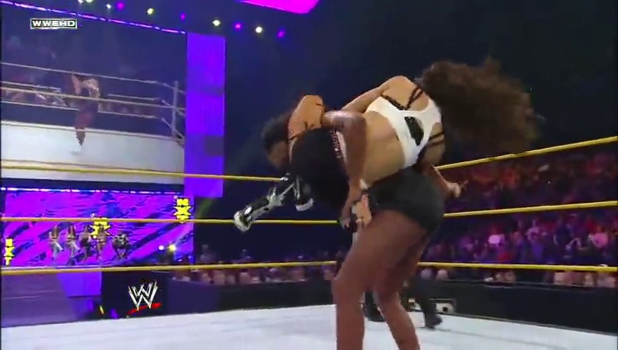 AJ Lee vs. Naomi