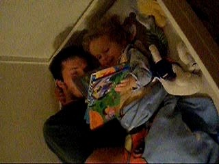 Séléna lit une histoire à papa