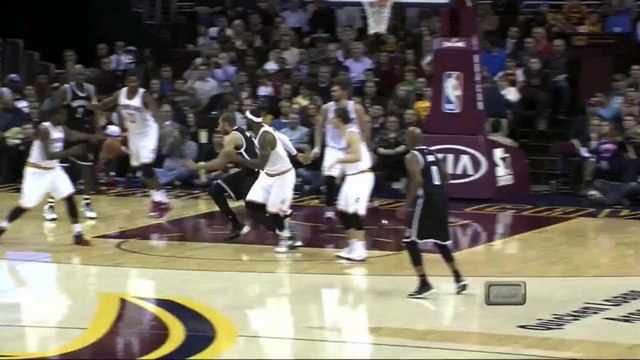 LeBron James presque assommé par une passe de Dion Waiters qu'il reçoit en pleine face